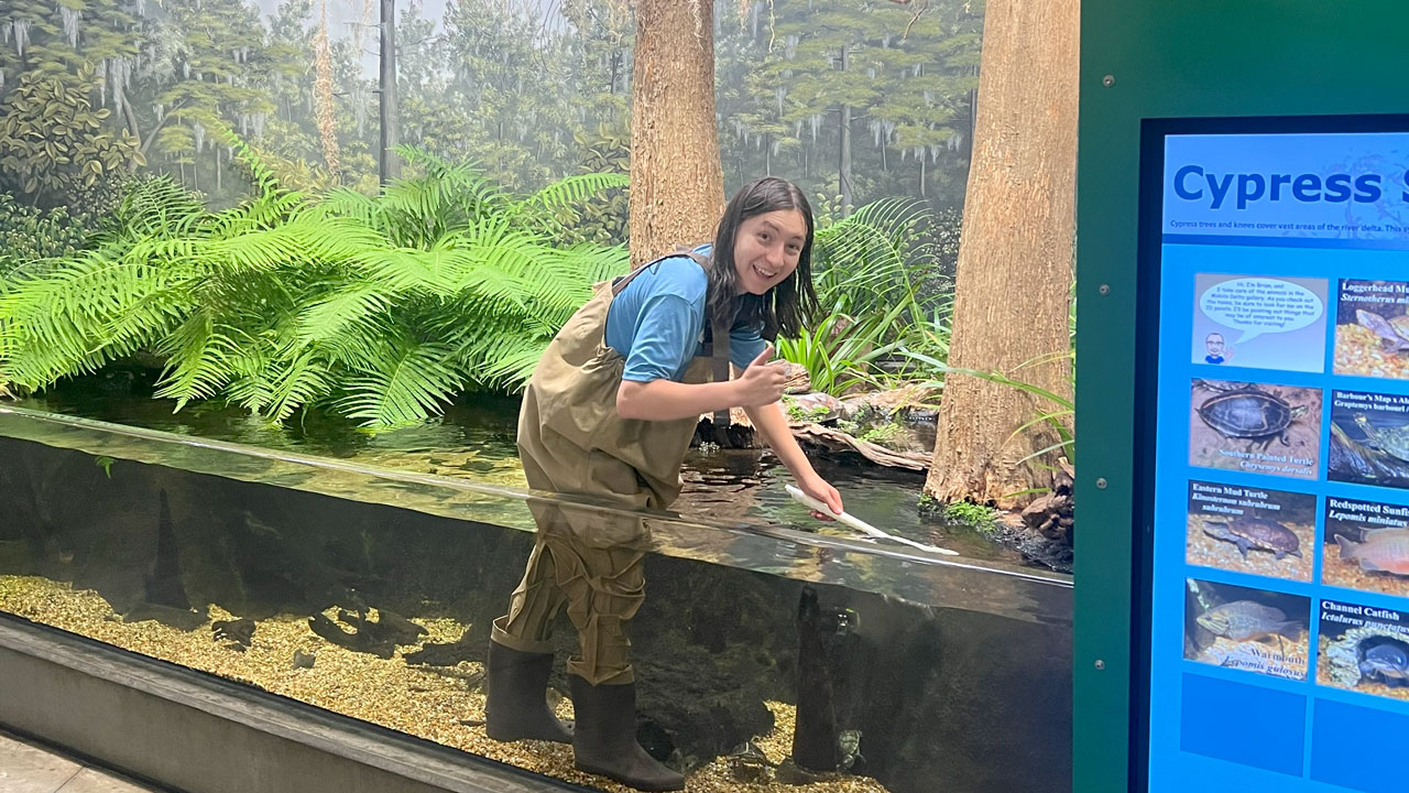 Ian Alonzo volunteering at Alabama Aquarium.